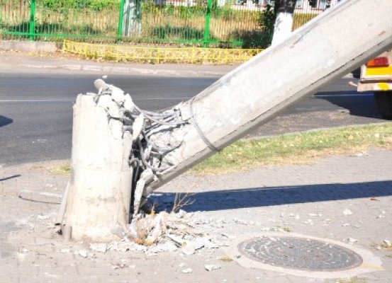 Patru pasageri au fost răniţi, după ce un microbuz a lovit frontal un stâlp!